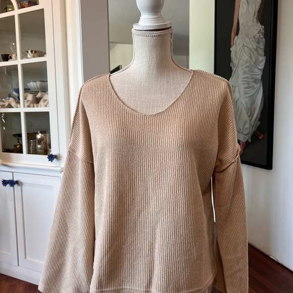 Cloud 10 NWT Elegant Tan V-Neck Sweater - Picture 1 of 3